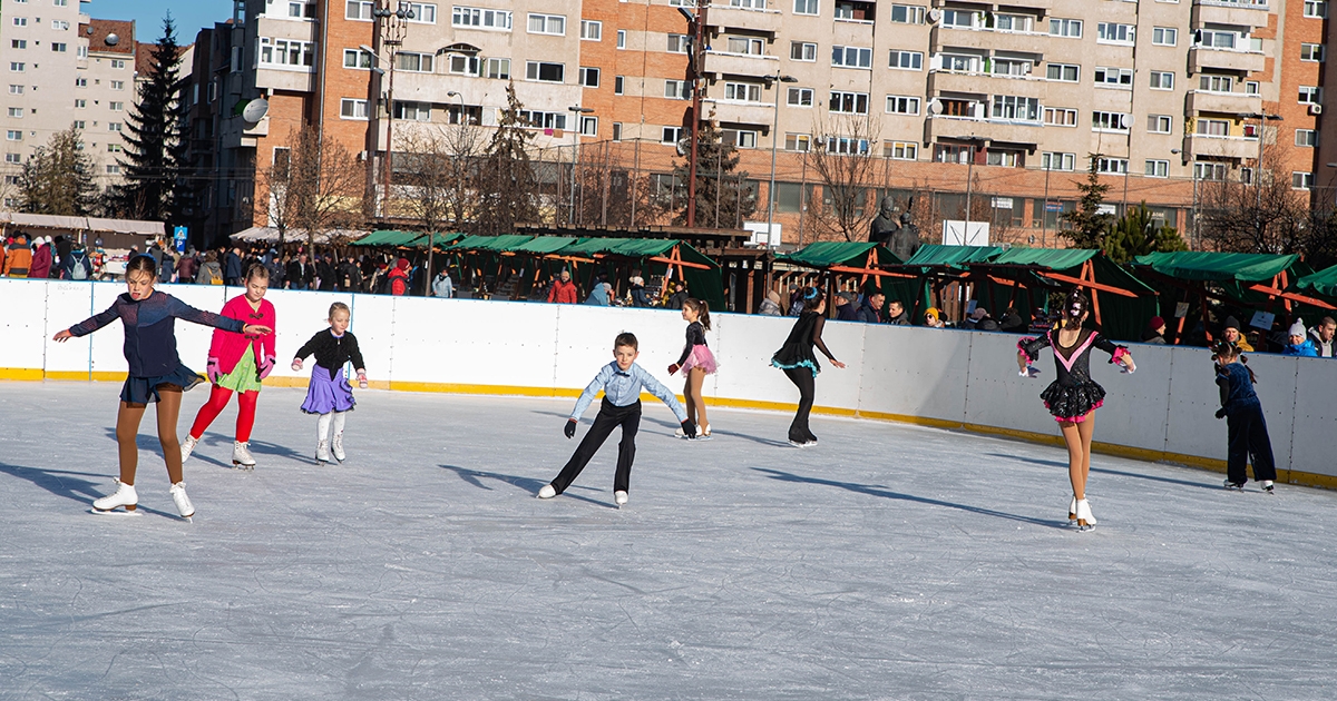 Vásár és korcsolyapálya a csíkszeredai Szabadság téren